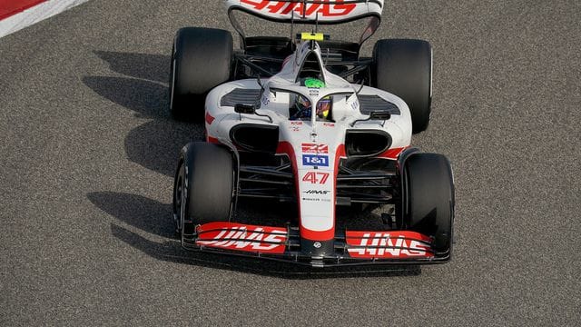 Formel-1-Pilot Mick Schumacher steuert den Haas-Boliden über die Rennstrecke in Bahrain.