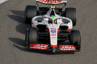Formel-1-Pilot Mick Schumacher steuert den Haas-Boliden über die Rennstrecke in Bahrain.
