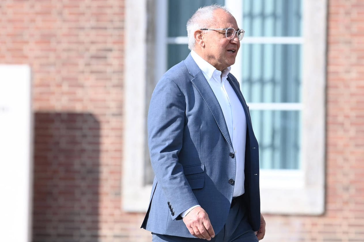Felix Magath auf dem Vereinsgelände der Hertha: Der 68-Jährige ist vom Berliner Klassenerhalt fest überzeugt.