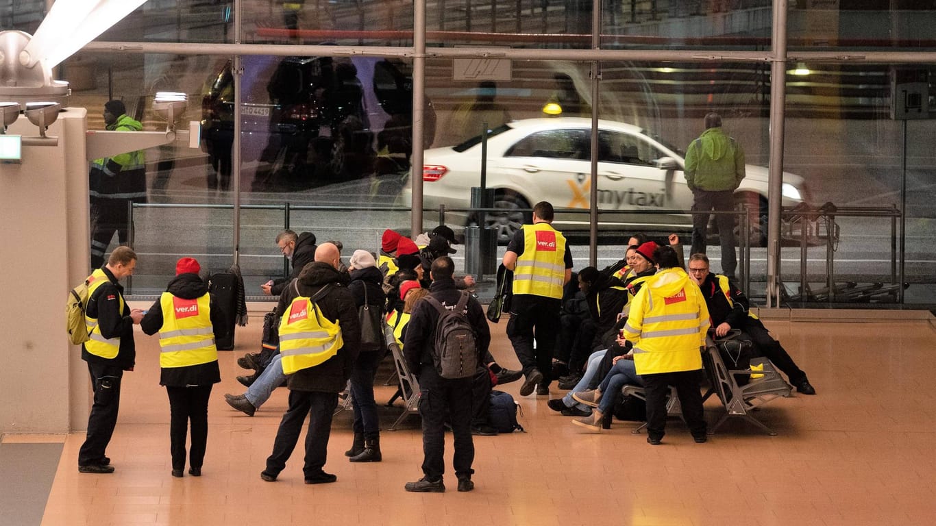 Streikendes Sicherheitspersonal am Hamburger Flughafen (Archivbild): Das Sicherheitspersonal des Hamburger Flughafens tritt am Dienstag in den Streik.