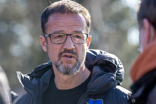 Herthas Sport-Geschäftsführer Fredi Bobic spricht bei einer Medienrunde zu den Journalisten.