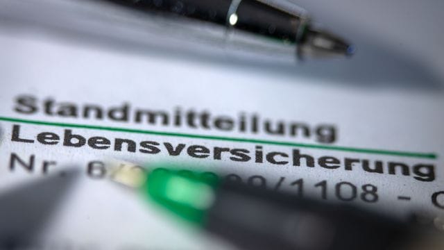 Verpflichtend sind Angaben über die Leistung im Todesfall sowie die Summe, die nach unveränderter Fortführung des Vertrages bei dessen Ablauf gezahlt wird. Verpflichtend sind Angaben über die Leistung im Todesfall sowie die Summe, die nach unveränderter Fortführung des Vertrages bei dessen Ablauf gezahlt wird.