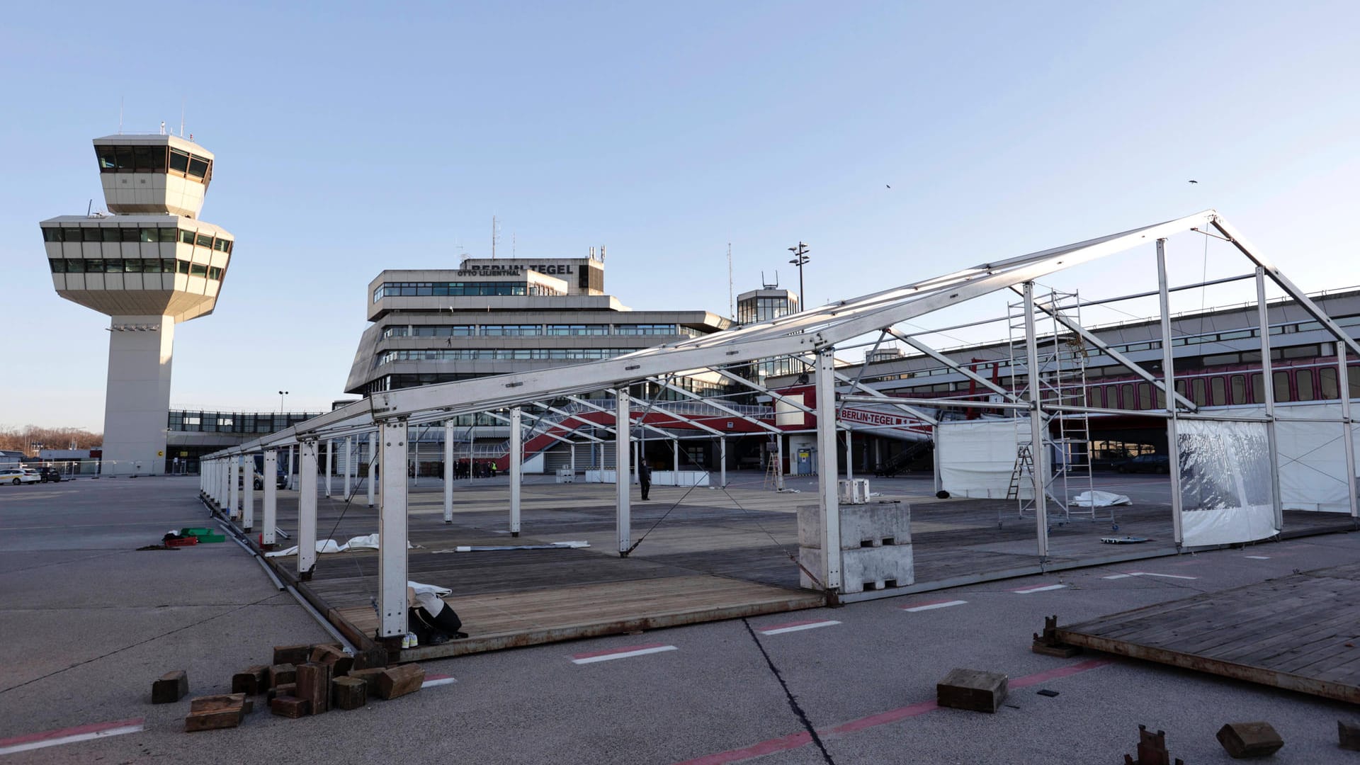 Auf dem Flughafengelände Tegel entsteht ein neues Ankunftszentrum für Geflüchtete aus der Ukraine (Archivbild): Mehr Betten und sanitäre Anlagen sollen auf dem Gelände entstehen.