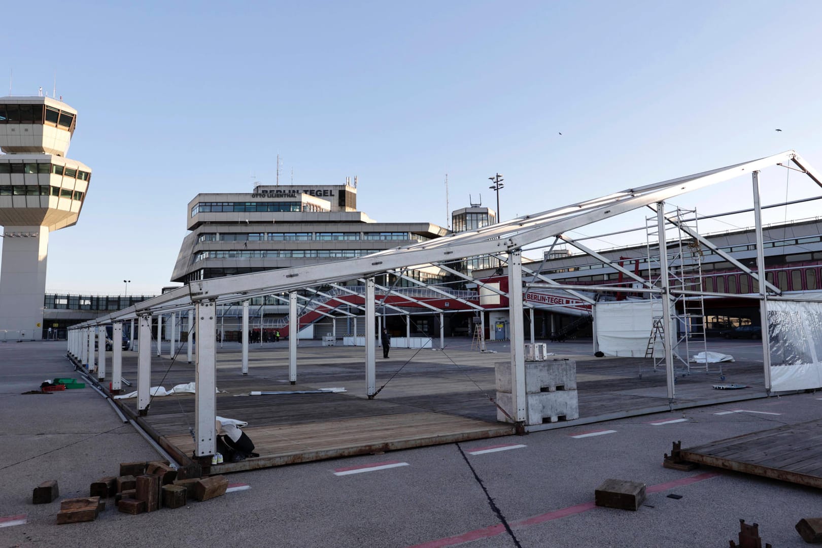 Auf dem Flughafengelände Tegel entsteht ein neues Ankunftszentrum für Geflüchtete aus der Ukraine (Archivbild): Mehr Betten und sanitäre Anlagen sollen auf dem Gelände entstehen.