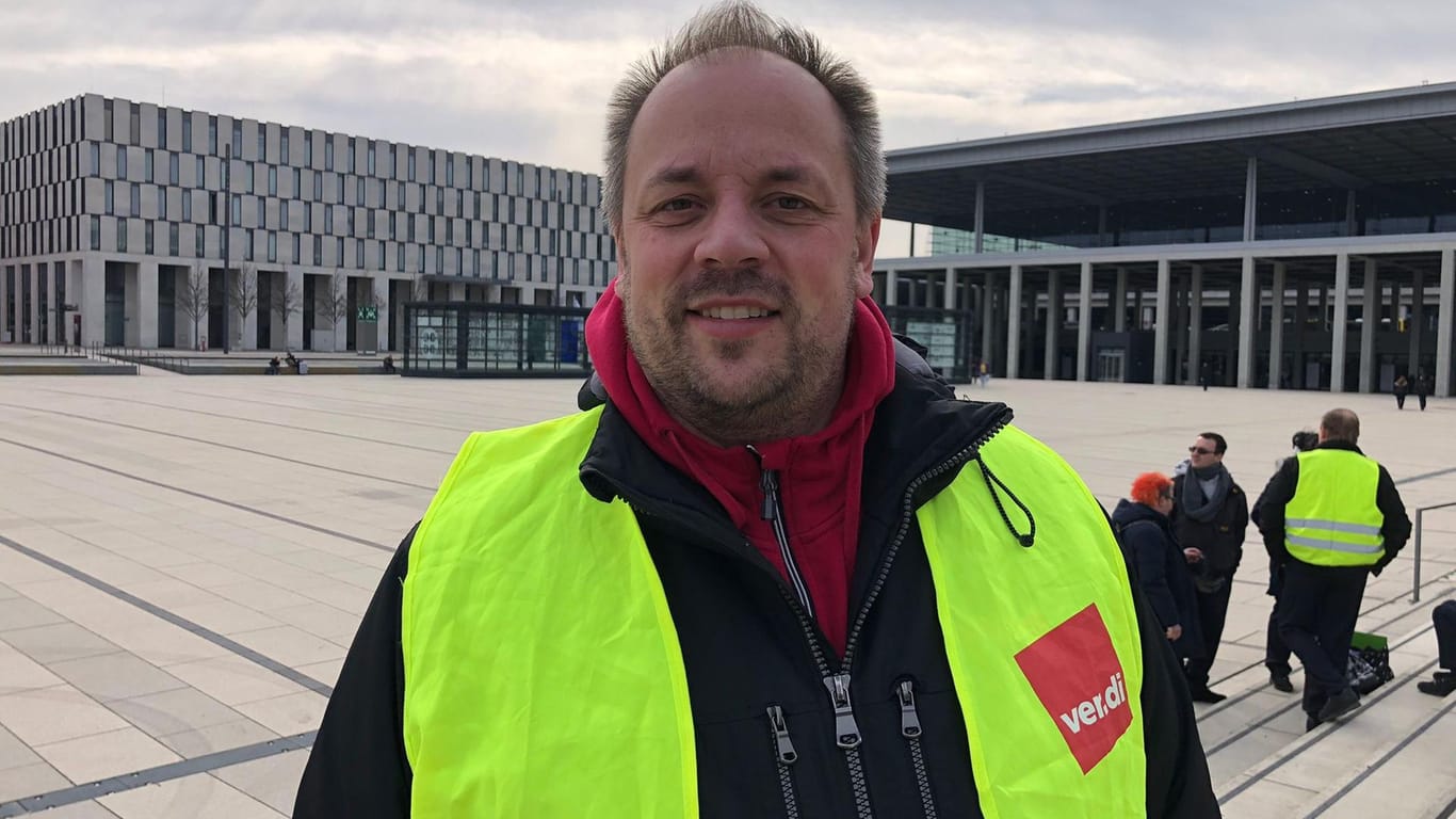 Enrico Rümker, Verdi Gewerkschaftssekretär im Luftverkehr vor dem BER: Gemeinsam mit seinen Kollegen hat er am Montag vor dem Hauptstadt-Flughafen gestreikt.