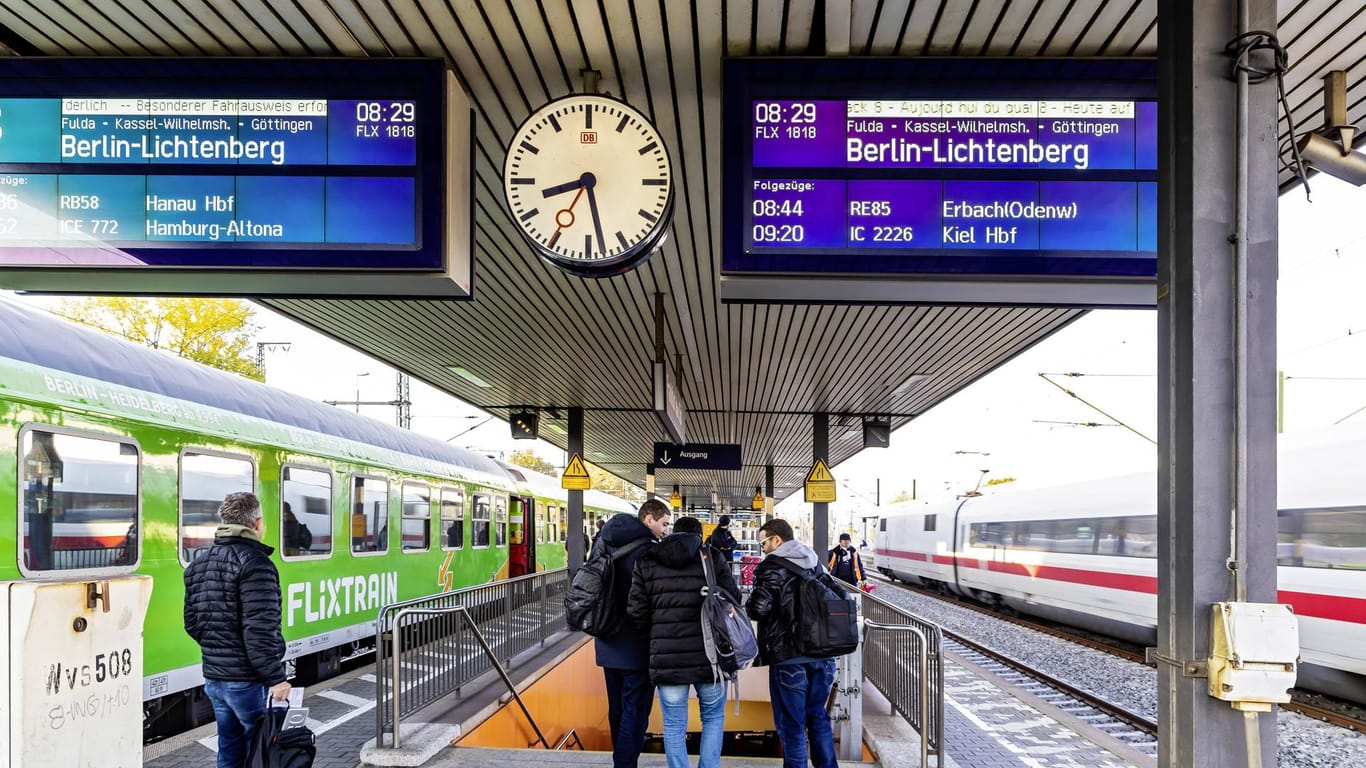 Bahnhof Frankfurt Süd (Archivbild): Der 20-Jährige wurde schwer am Arm verletzt.