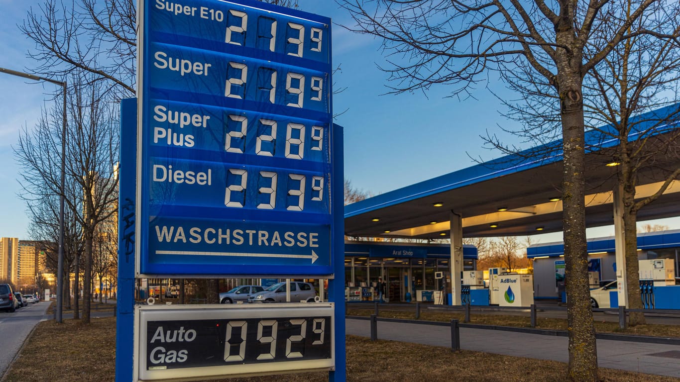 Preistafel an einer Münchner Tankstelle am vergangenen Wochenende: Den hohen Spritpreisen will Finanzminister Christian Lindner mit einem Tank-Rabatt entgegenwirken.