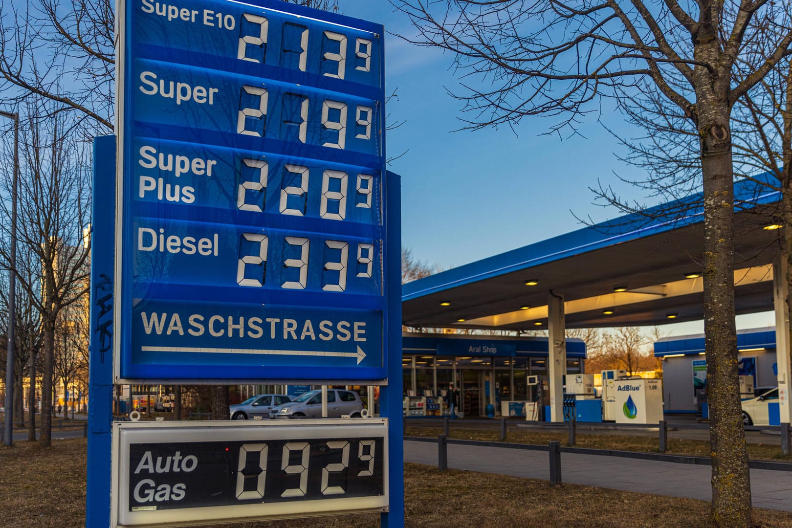 Preistafel an einer Münchner Tankstelle am vergangenen Wochenende: Den hohen Spritpreisen will Finanzminister Christian Lindner mit einem Tank-Rabatt entgegenwirken.