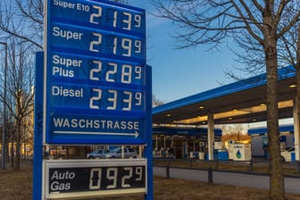 Preistafel an einer Münchner Tankstelle am vergangenen Wochenende: Den hohen Spritpreisen will Finanzminister Christian Lindner mit einem Tank-Rabatt entgegenwirken.