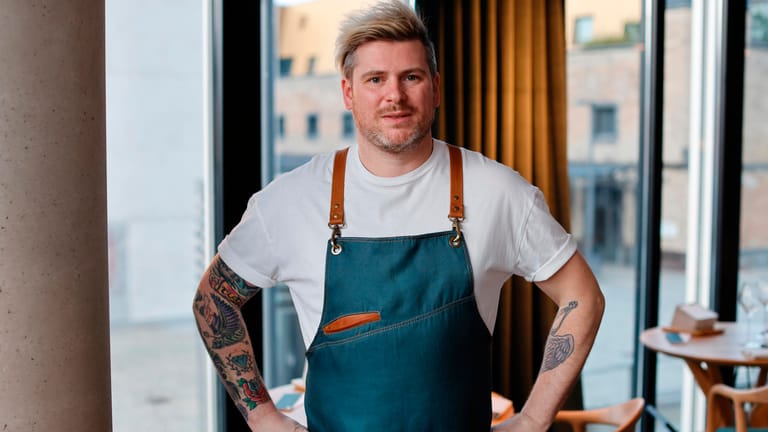 Sein Lokal ist eines von zweien, das mit zwei Michelin-Sternen ausgezeichnet ist: Daniel Gottschlich, Küchenchef von Ox & Klee.
