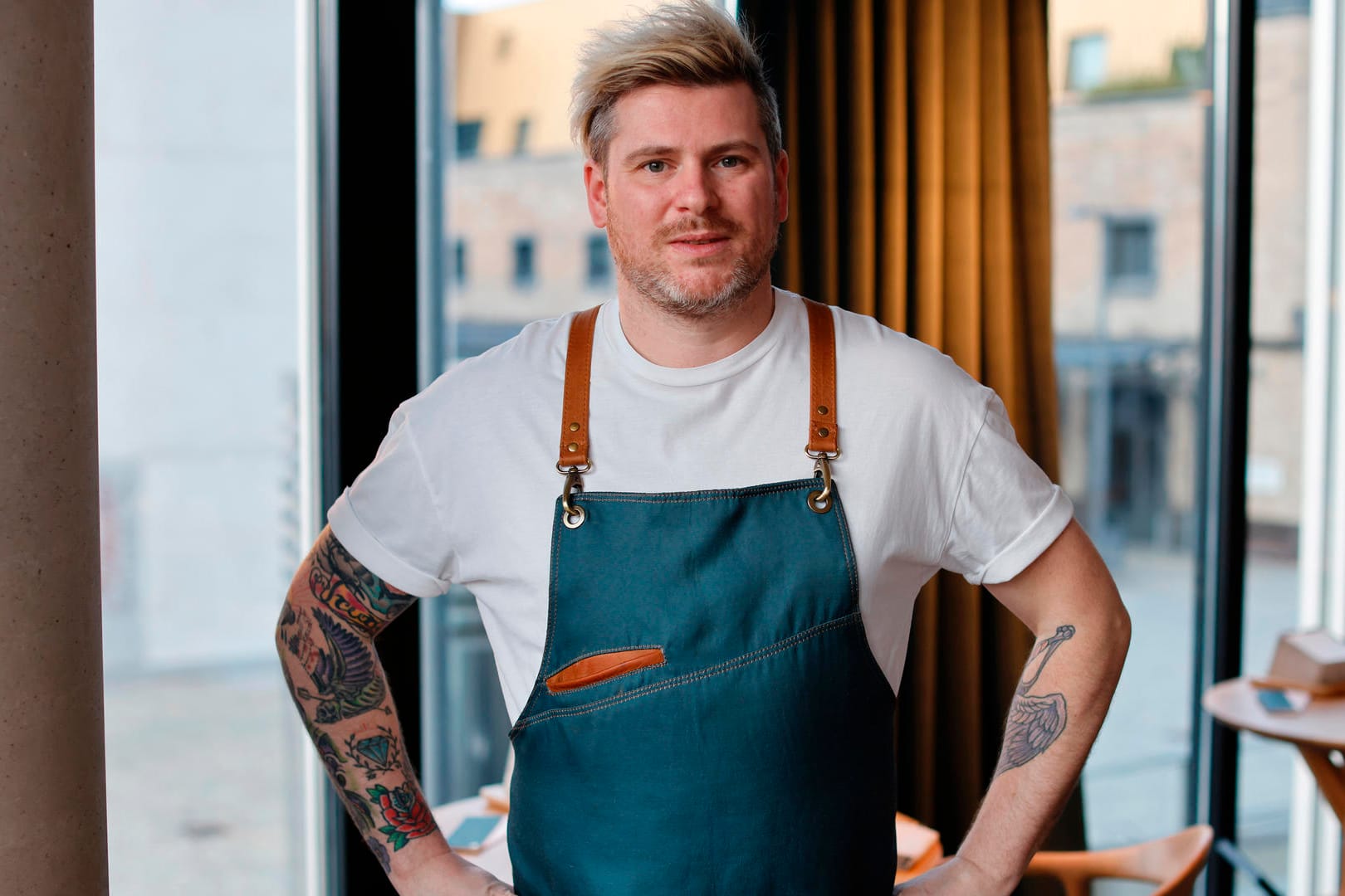 Sein Lokal ist eines von zweien, das mit zwei Michelin-Sternen ausgezeichnet ist: Daniel Gottschlich, Küchenchef von Ox & Klee.