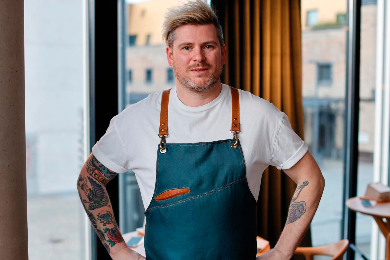 Sein Lokal ist eines von zweien, das mit zwei Michelin-Sternen ausgezeichnet ist: Daniel Gottschlich, Küchenchef von Ox & Klee.