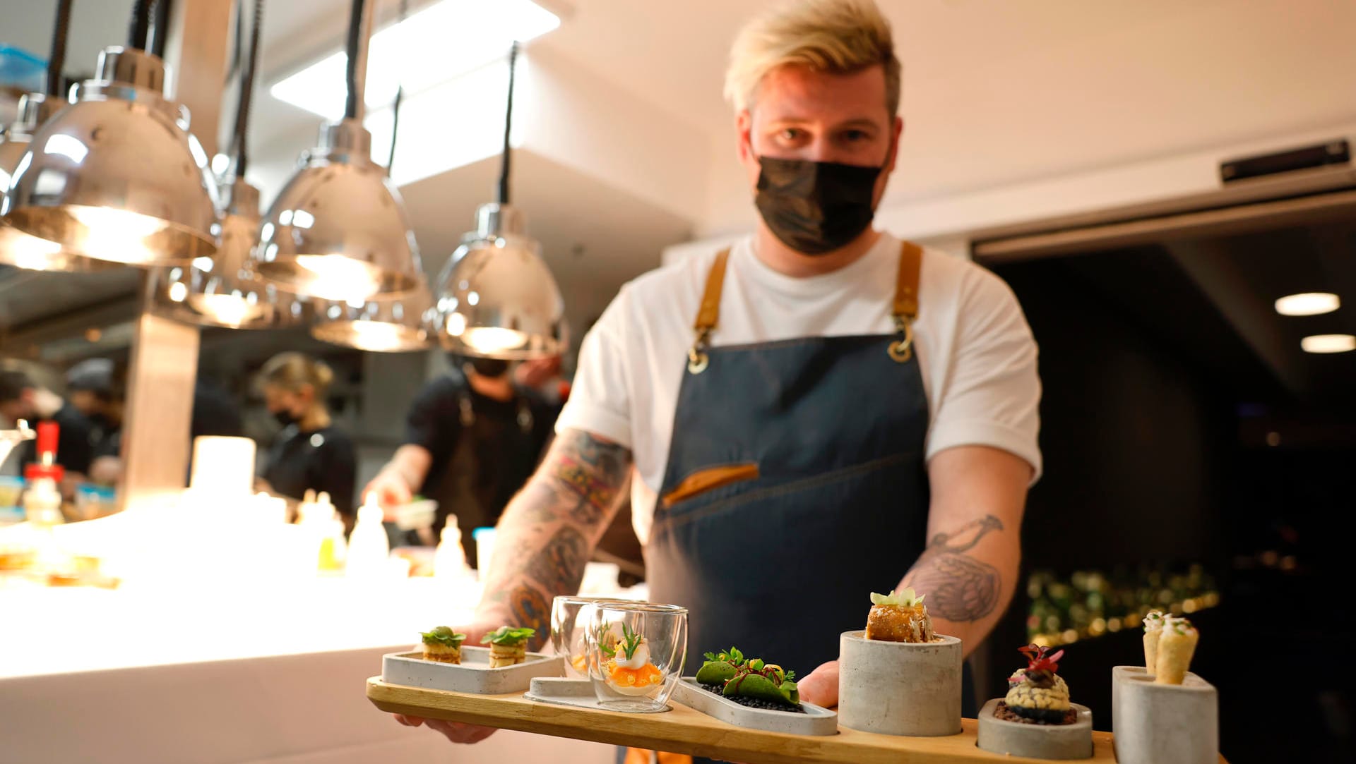 Es ist angerichtet: Küchenchef Daniel Gottschlich mit seiner Kreation.