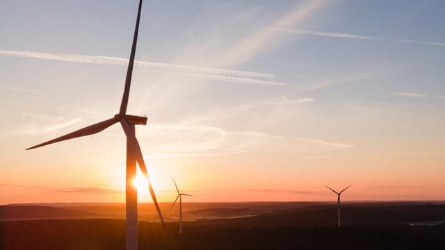 Windrad im Sonnenaufgang Windrad im Sonnenaufgang
