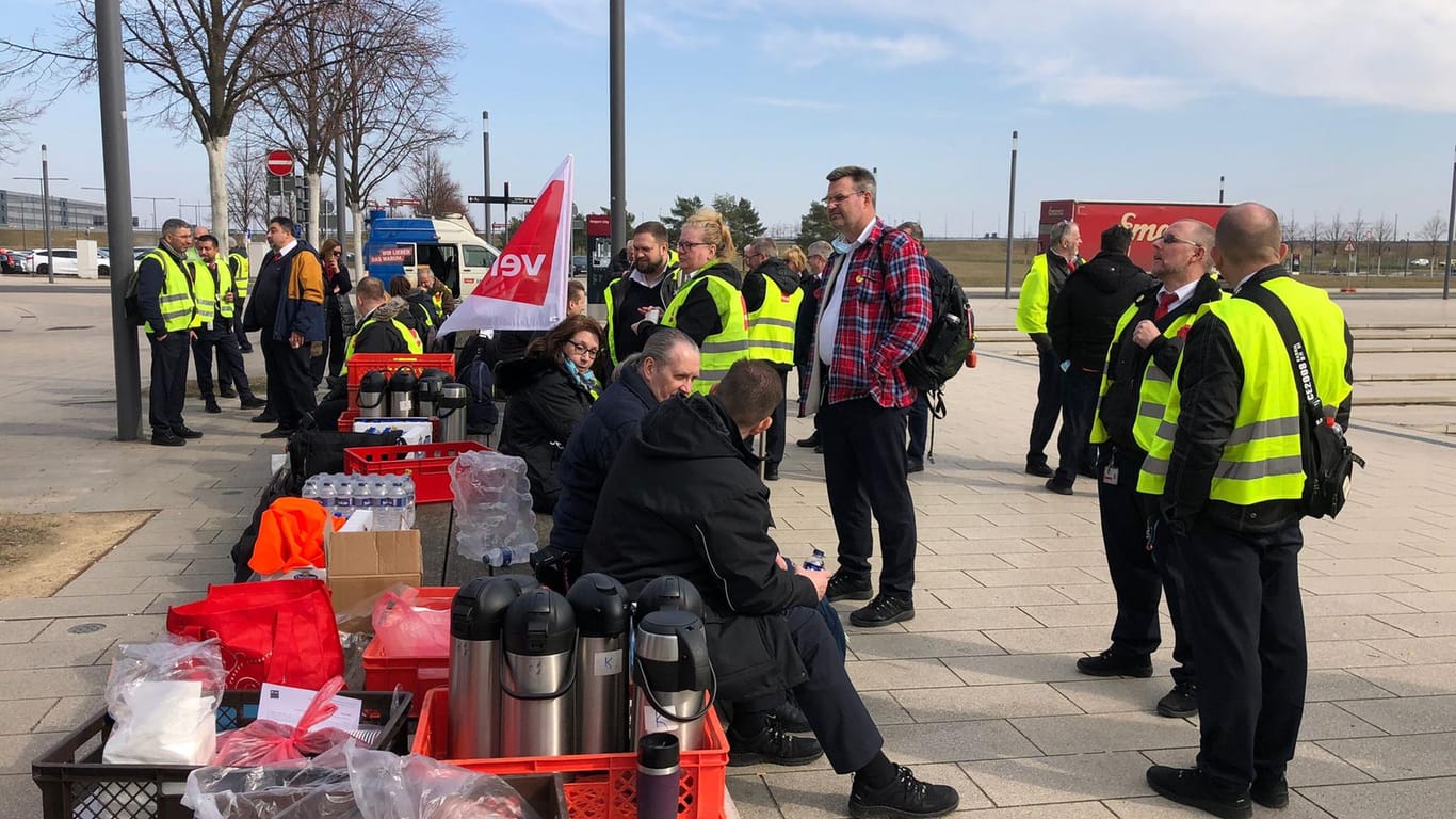 Streikende zwischen Kaffeekannen und Wasserflaschen vor dem Flughafen BER: Sie hatten am Morgen die Arbeit niedergelegt.