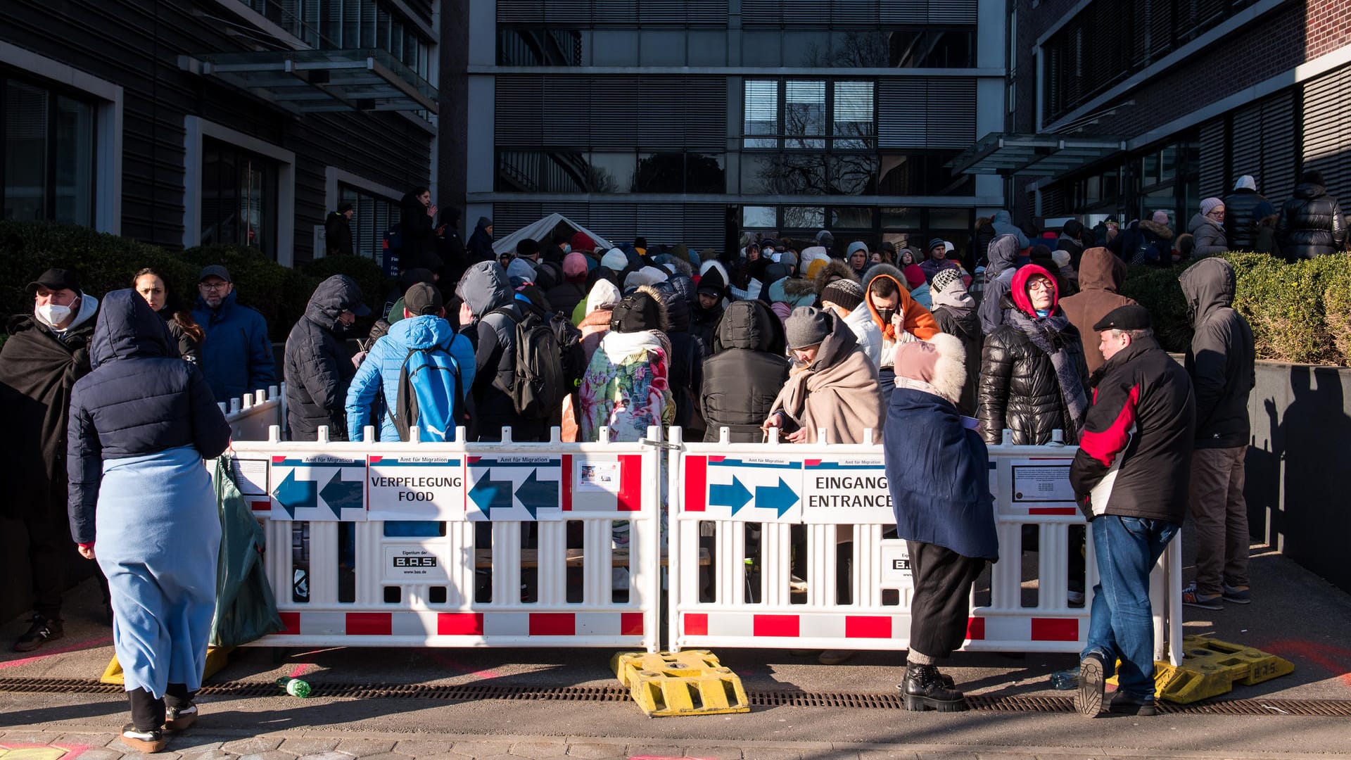 Ukrainische Flüchtlinge warten vor dem Amt für Migration an der Registrierungsstelle für Flüchtlinge in der Hammer Straße. Ukrainische Flüchtlinge warten vor dem Amt für Migration an der Registrierungsstelle für Flüchtlinge in der Hammer Straße.