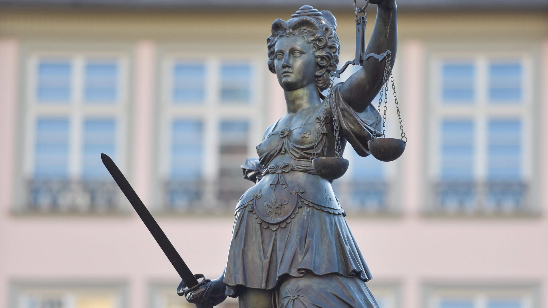 Justitia mit Waage und Schwert im Gerechtigkeitsbrunnen auf dem Römerberg in Frankfurt (Symbolbild): Seit Beginn der Pandemie verzeichneten die Gerichte Tausende Verfahren wegen Verstößen im Zusammenhang mit der Corona-Pandemie. Justitia mit Waage und Schwert im Gerechtigkeitsbrunnen auf dem Römerberg in Frankfurt (Symbolbild): Seit Beginn der Pandemie verzeichneten die Gerichte Tausende Verfahren wegen Verstößen im Zusammenhang mit der Corona-Pandemie.