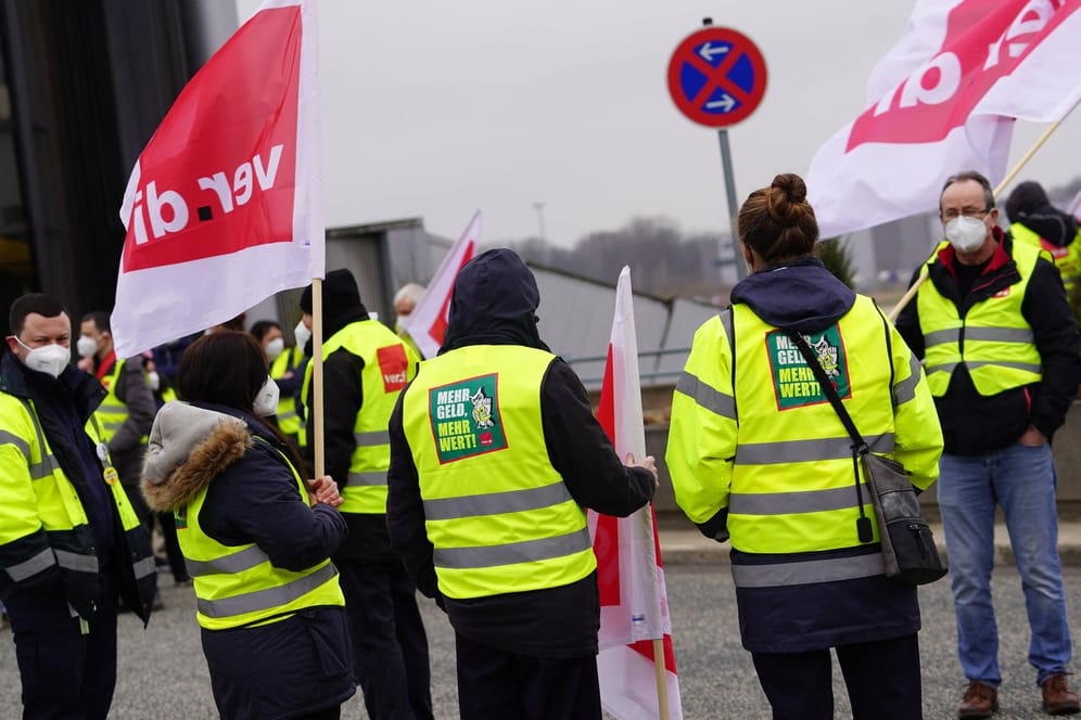 Verdi Streik (Symbolbild): Auch am Frankfurter Flughafen fordert das Sicherheitspersonal höhere Löhne.