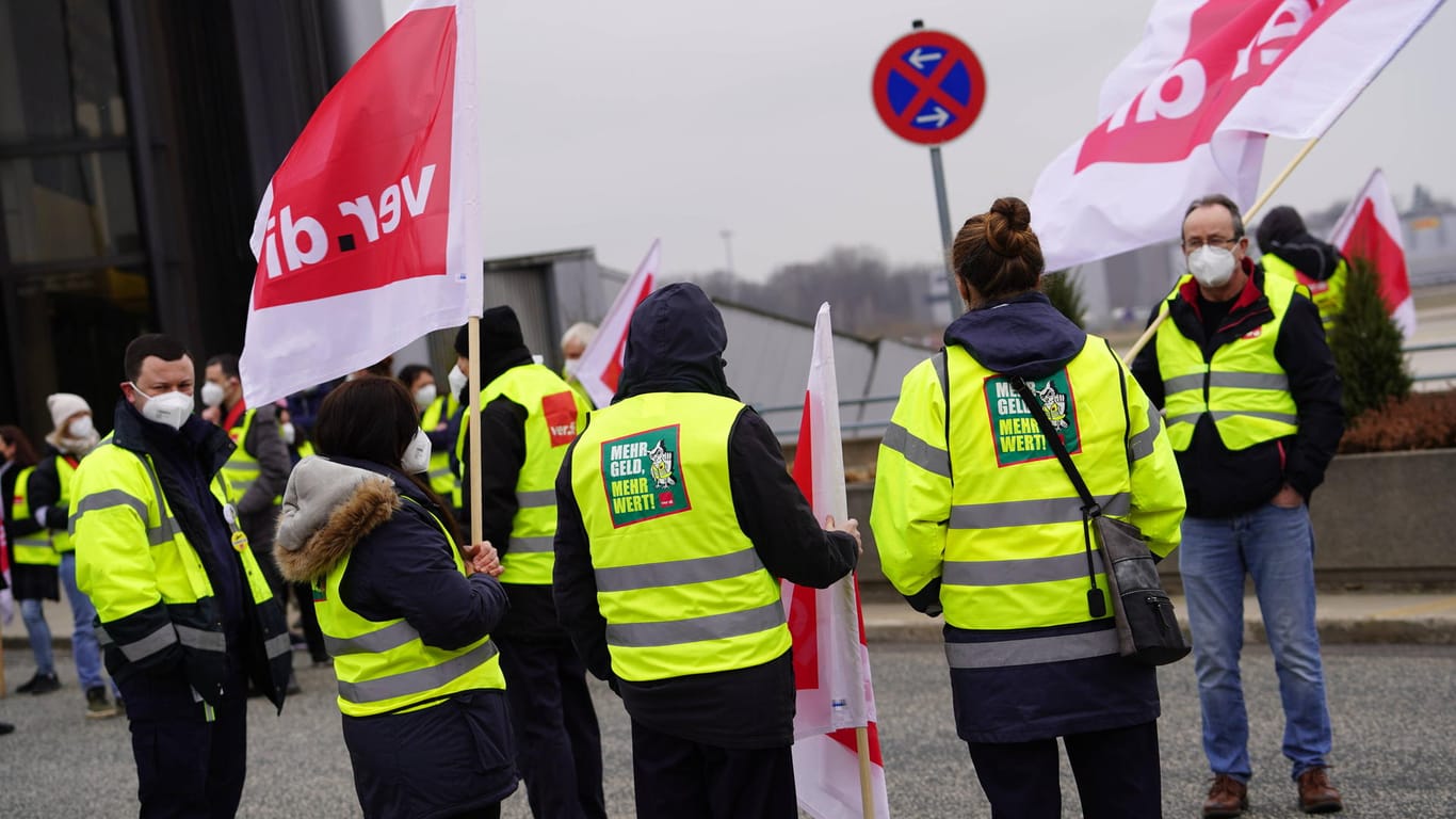 Beschäftigte mit Verdi-Fahnen bei einem Streik (Symbolbild): Auch am Frankfurter Flughafen fordert das Sicherheitspersonal höhere Löhne.