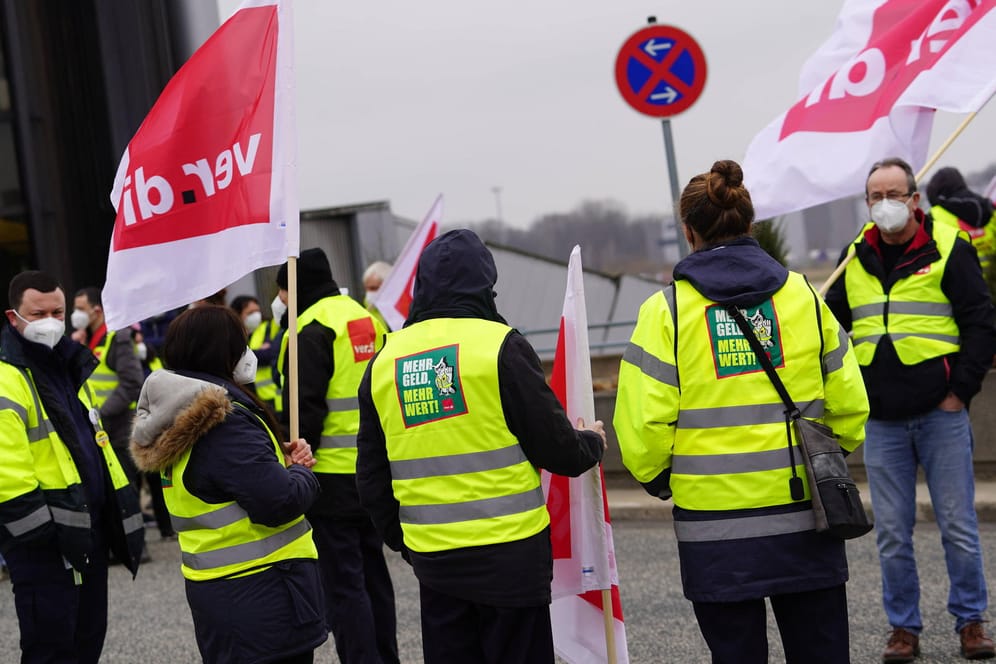 Beschäftigte mit Verdi-Fahnen bei einem Streik (Symbolbild): Auch am Frankfurter Flughafen fordert das Sicherheitspersonal höhere Löhne.