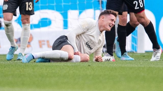 Florian Wirtz hat sich einen Riss des vorderen Kreuzbandes im linken Knie zugezogen und wird monatelang für Leverkusen ausfallen. Florian Wirtz hat sich einen Riss des vorderen Kreuzbandes im linken Knie zugezogen und wird monatelang für Leverkusen ausfallen.