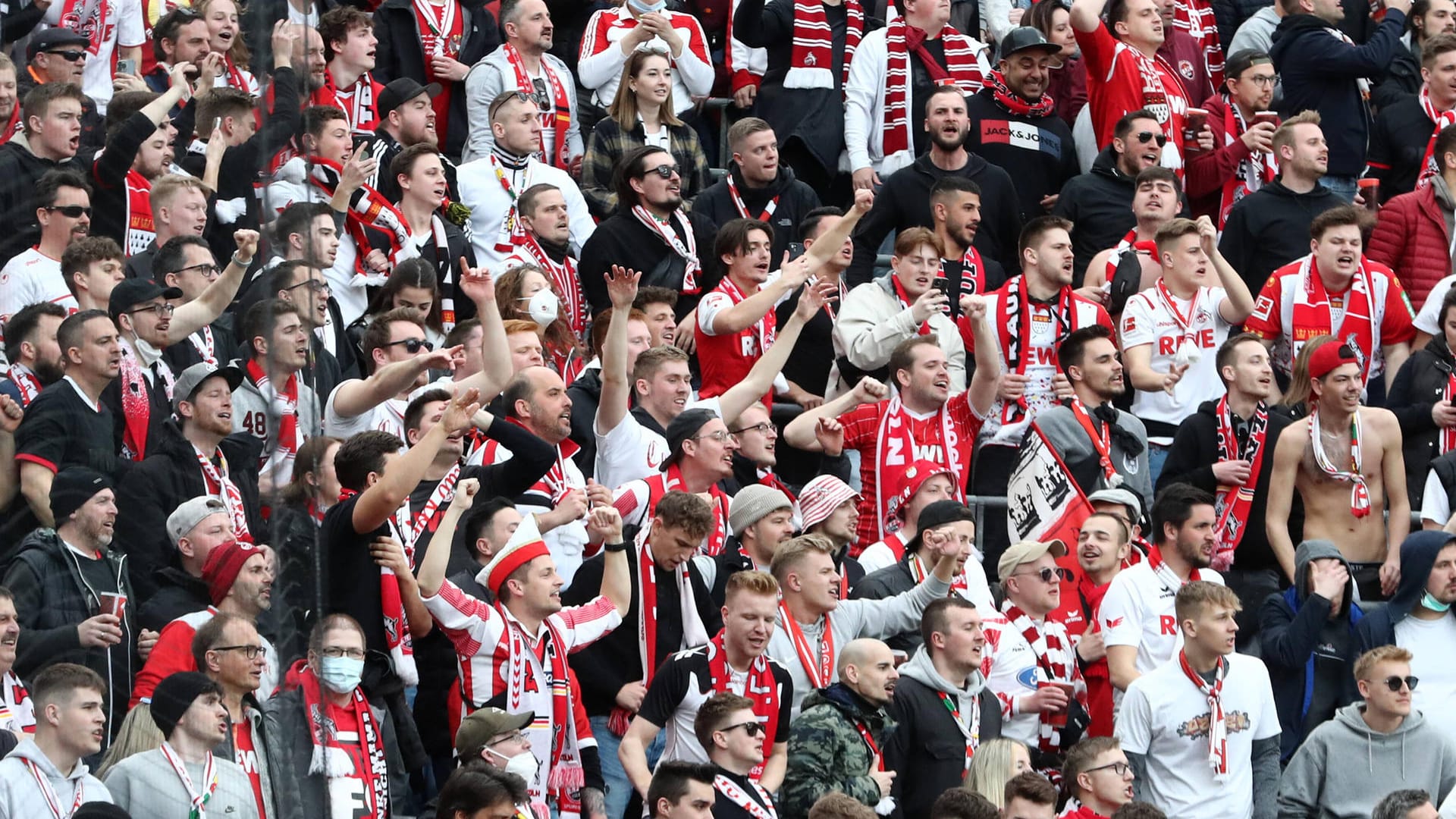 Höhnische Fans kommentierten die Verletzung des 18-jährigen Florian Wirtz beim FC-Derby am Sonntag mit Schmähgesängen.