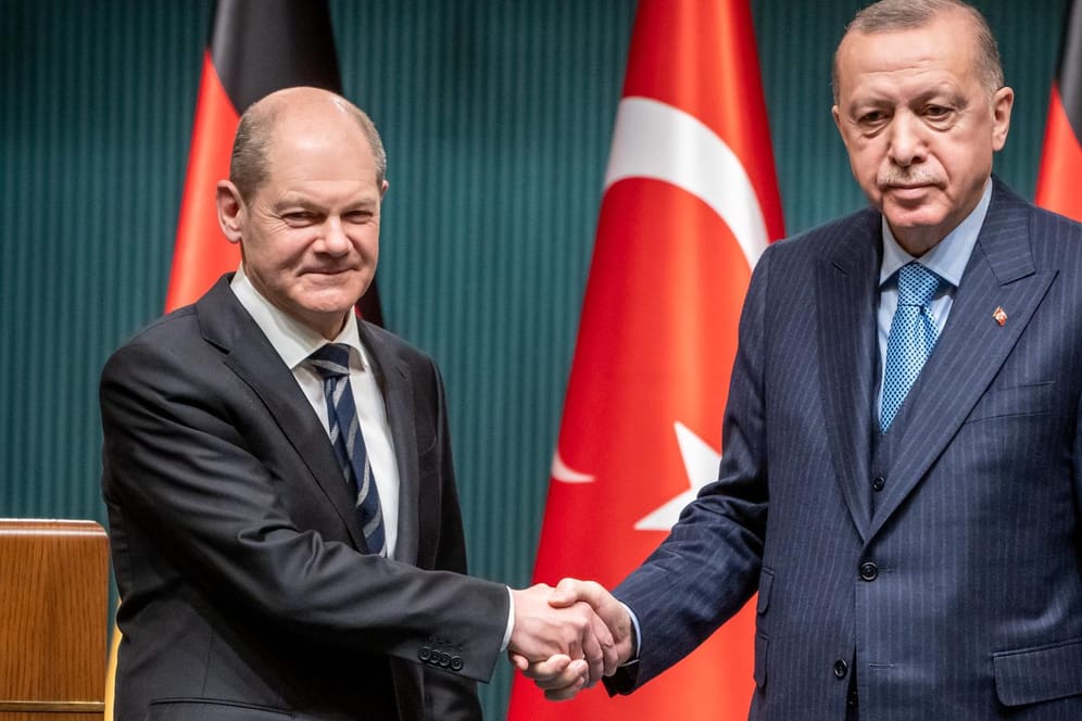 Kanzler Scholz (l) mit Präsident Erdoğan (r): Die beiden appellieren gemeinsam an den Kremlchef.