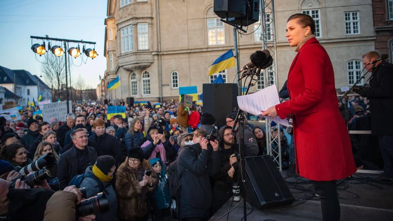 Mette Frederiksen bei einer Ukraine-Demostration Ende Februar: Für geflüchtete Ukrainer schlägt ihre Regierung einen anderen Weg ein.