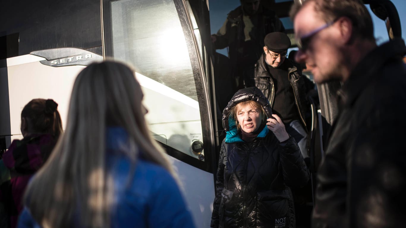Ukrainische Flüchtlinge kommen an ihrer Unterkunft an: Bisher haben nur gut 1.000 Ukrainer in Dänemark Asyl beantragt (Stand: 10.3.2022).