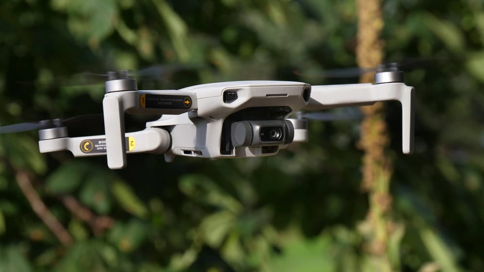 Eine Drohne in der Luft: Mit den Quadrocoptern sehen Sie die Welt von oben.