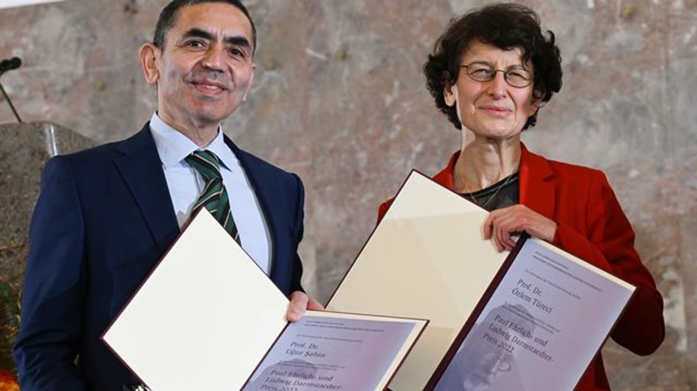 Ugur Sahin und Özlem Türeci, Gründerpaar des Biotechnologieunternehmens Biontech, werden in der Frankfurter Paulskirche mit dem Paul Ehrlich- und Ludwig Darmstaedter-Preis 2022 ausgezeichnet.