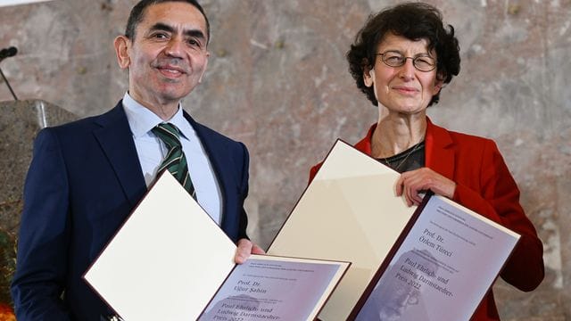 Ugur Sahin und Özlem Türeci, Gründerpaar des Biotechnologieunternehmens Biontech, werden in der Frankfurter Paulskirche mit dem Paul Ehrlich- und Ludwig Darmstaedter-Preis 2022 ausgezeichnet.