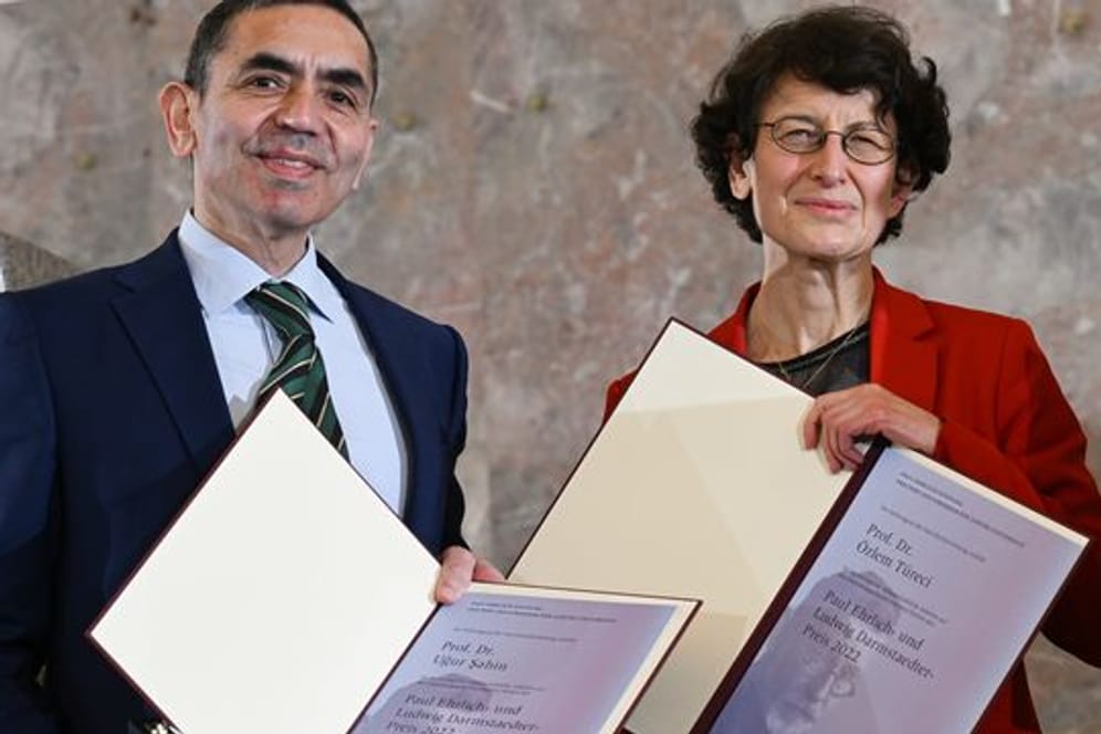 Ugur Sahin und Özlem Türeci, Gründerpaar des Biotechnologieunternehmens Biontech, werden in der Frankfurter Paulskirche mit dem Paul Ehrlich- und Ludwig Darmstaedter-Preis 2022 ausgezeichnet.