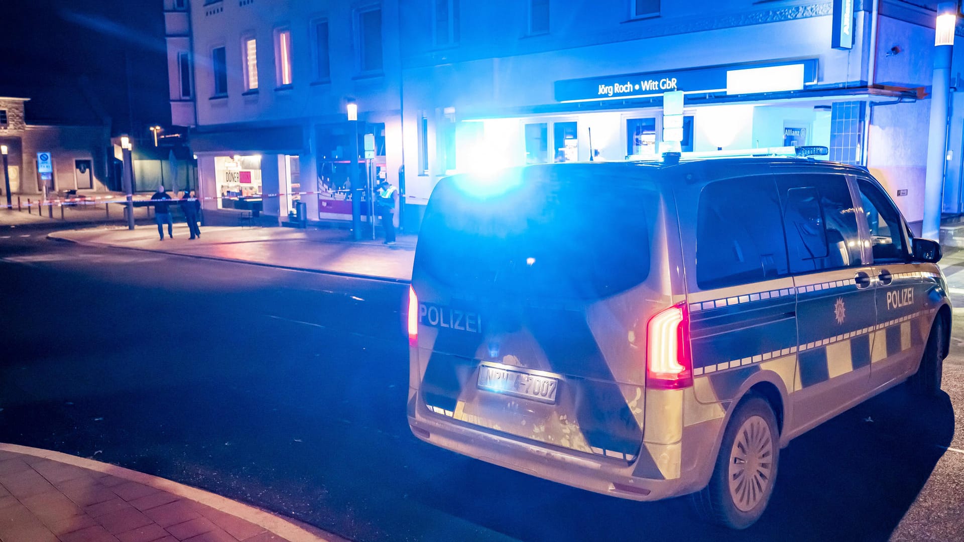 Polizei bei einem Einsatz in Nordrhein-Westfalen (Symbolbild): Noch sei die Leiche nicht identifiziert worden. Polizei bei einem Einsatz in Nordrhein-Westfalen (Symbolbild): Noch sei die Leiche nicht identifiziert worden.