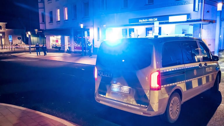 Polizei bei einem Einsatz in Nordrhein-Westfalen (Symbolbild): Noch sei die Leiche nicht identifiziert worden.