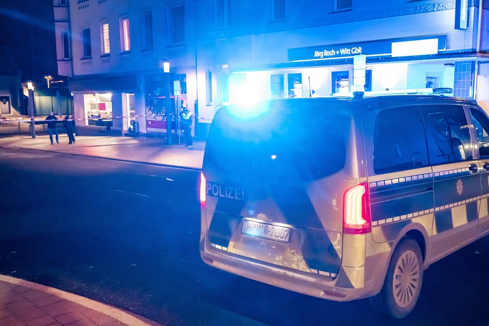 Polizei bei einem Einsatz in Nordrhein-Westfalen (Symbolbild): Noch sei die Leiche nicht identifiziert worden.