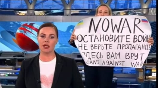 Protest in den Hauptnachrichten auf Russlands wichtigstem Sender: Eine Redakteurin lief mit einem Plakat gegen den Krieg in die laufende Sendung.