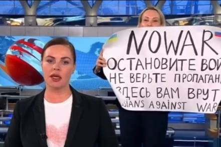 Protest in den Hauptnachrichten auf Russlands wichtigstem Sender: Eine Redakteurin lief mit einem Plakat gegen den Krieg in die laufende Sendung.