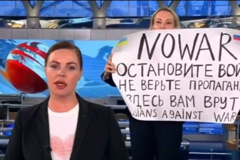 Protest in den Hauptnachrichten auf Russlands wichtigstem Sender: Eine Redakteurin lief mit einem Plakat gegen den Krieg in die laufende Sendung.