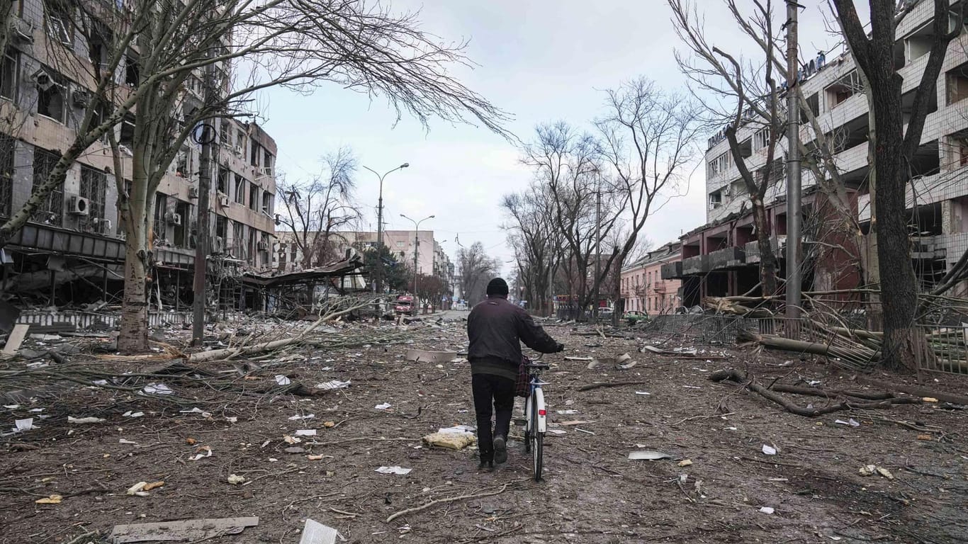 Zerstörte Häuser in Mariupol: Die ukrainische Hafenstadt steht seit Tagen unter schwerem Beschuss.