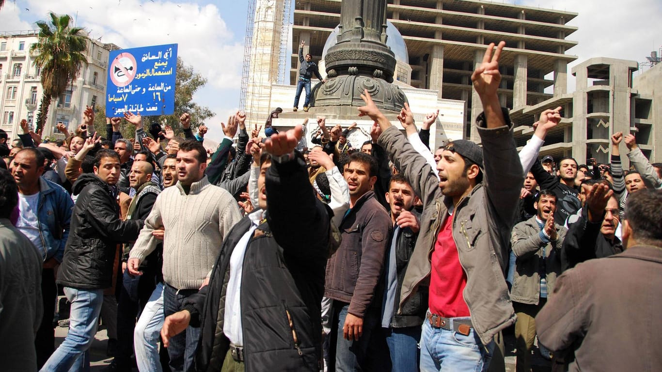 Demonstranten in Damaskus im März 2011: Auf syrische Proteste während des "arabischen Frühling" folgte ein noch immer andauernder Krieg. (Archivfoto)