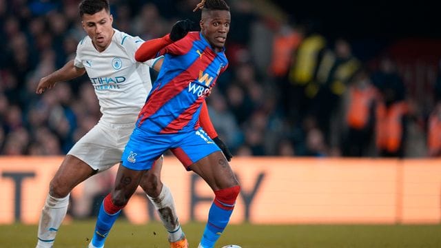 Wilfried Zaha (r) von Crystal Palace in Aktion gegen Rodrigo von Manchester City.