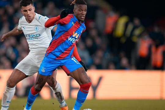 Wilfried Zaha (r) von Crystal Palace in Aktion gegen Rodrigo von Manchester City.