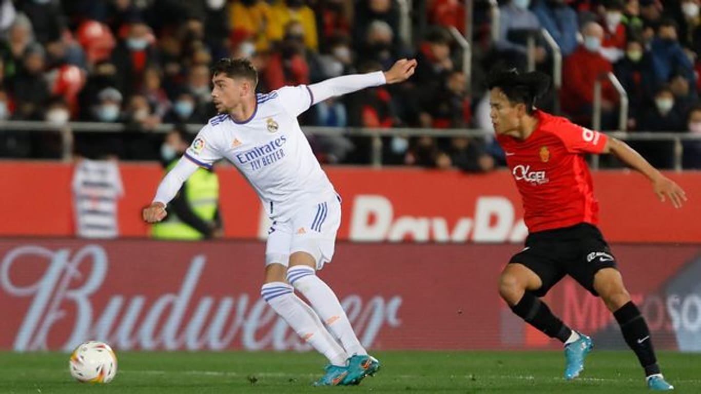 Federico Valverde (l) von Real Madrid kommt vor Mallorcas Takefusa Kubo an den Ball.