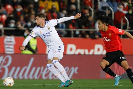 Federico Valverde (l) von Real Madrid kommt vor Mallorcas Takefusa Kubo an den Ball.