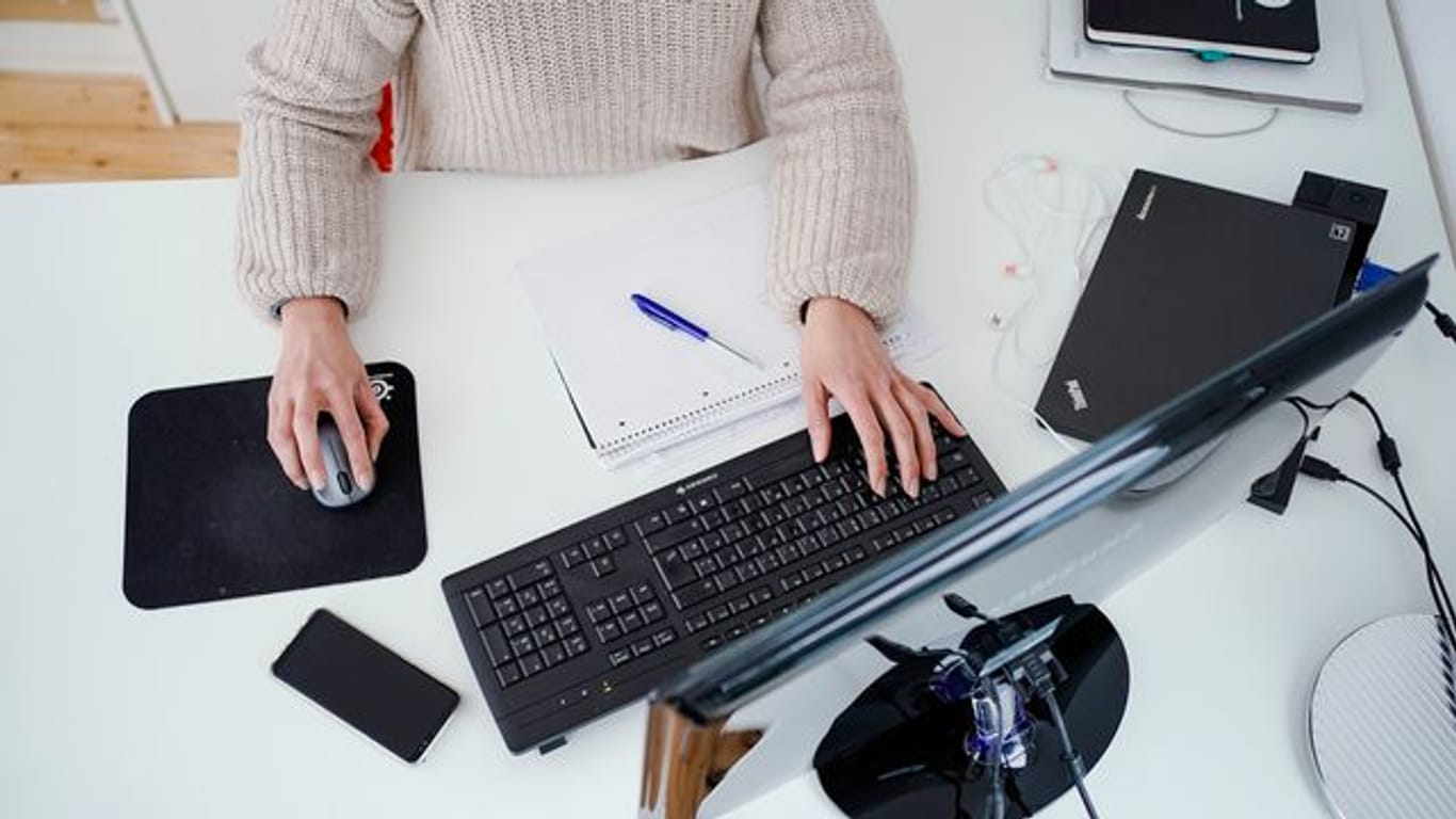 Homeoffice: Schließt man einen externen Monitor und eine Tastatur an den Laptop an, kann das eine echte Entlastung für Nacken und Rücken sein.