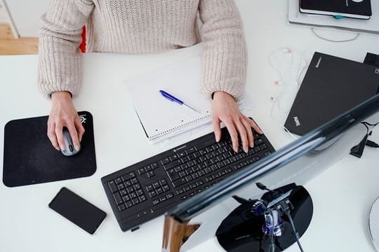 Homeoffice: Schließt man einen externen Monitor und eine Tastatur an den Laptop an, kann das eine echte Entlastung für Nacken und Rücken sein.