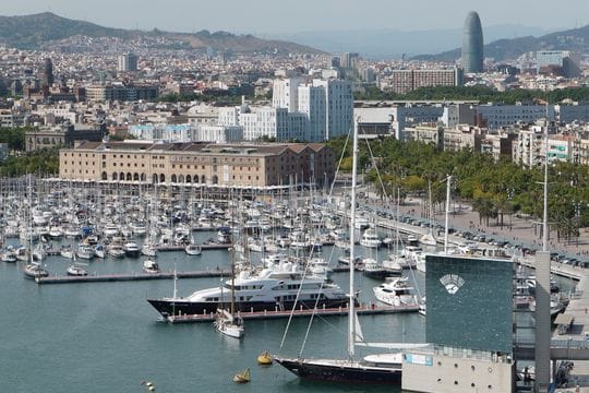 Der Hafen von Barcelona - Spanische Behörden haben dort laut Medienberichten erstmals eine Jacht festgesetzt, die möglicherweise einem von EU-Sanktionen betroffenen russischen Oligarchen gehört.