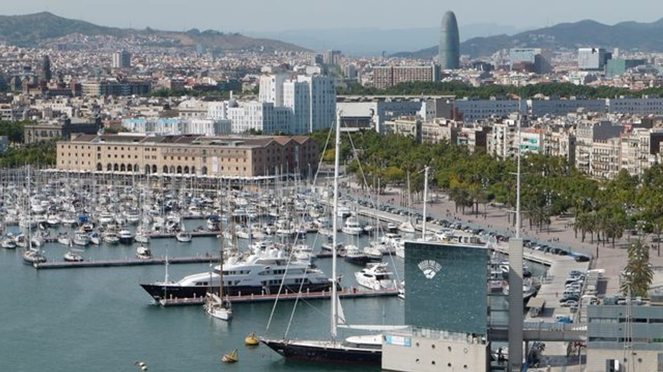 Der Hafen von Barcelona - Spanische Behörden haben dort laut Medienberichten erstmals eine Jacht festgesetzt, die möglicherweise einem von EU-Sanktionen betroffenen russischen Oligarchen gehört.