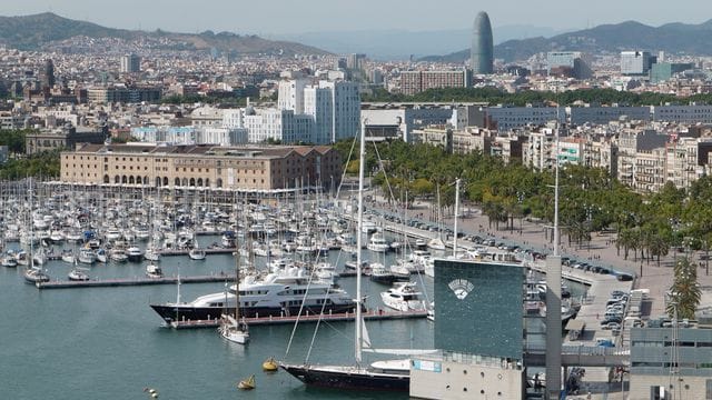 Der Hafen von Barcelona - Spanische Behörden haben dort laut Medienberichten erstmals eine Jacht festgesetzt, die möglicherweise einem von EU-Sanktionen betroffenen russischen Oligarchen gehört.